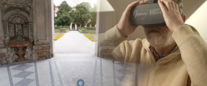 Ein Bild einer älteren Person, die eine Virtual Reality-Brille trägt. Die Person sieht einen Garten.